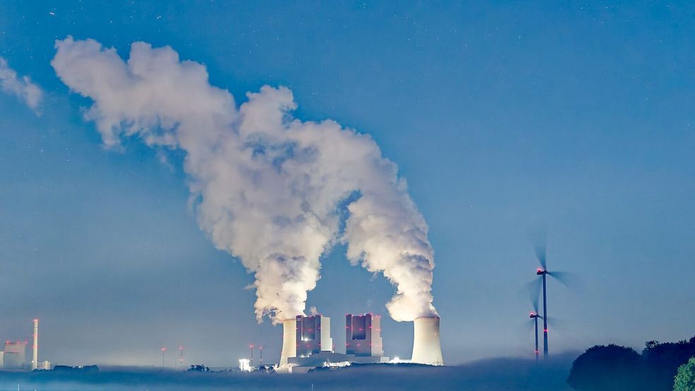 Kondensierter Wasserdampf steigt von den Kühltürmen des Braunkohlekraftwerkes Neurath auf. Das Kraftwerk stößt große Mengen Kohlendioxid aus. (Symbolbild) Foto: Henning Kaiser