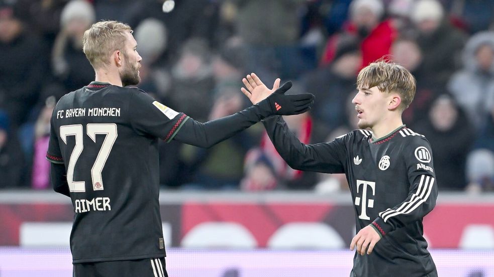 Gut gemacht, Junge: Konrad Laimer (l) klatscht mit Lennart Karl nach dessen Treffer zum 2:0 für den FC Bayern ab. Foto: Sven Hoppe