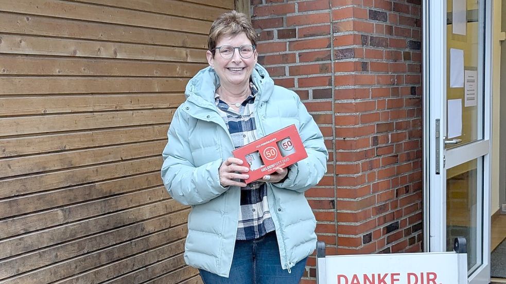 Monika Nintemann erhielt für ihre 50. Blutspende ein kleines Geschenk. Foto: Insa Köhler