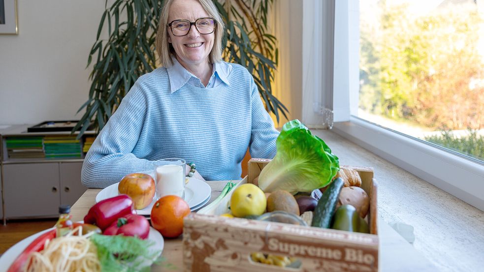 Diplom Oecotrophologin Gudrun Voigt in ihrer Praxis mit Lebensmittel-Attrappen, anhand derer sie ihren Patienten erklärt, wie sie ihren Speiseplan zusammenstellen sollten. Foto: Ann-Christin Baßin