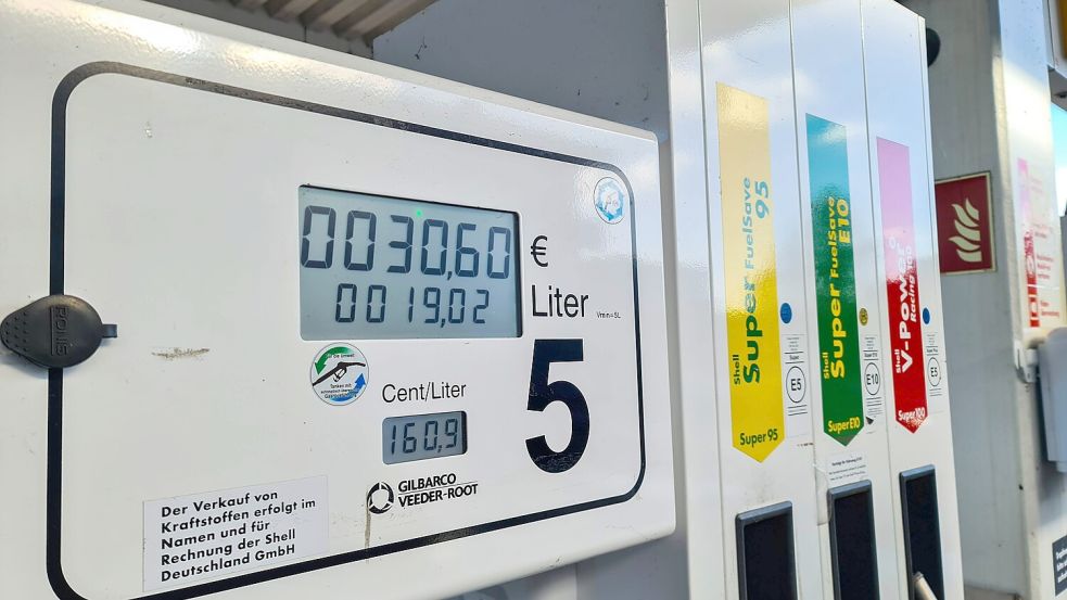 Nach dem Aus fürs Verbrenner-Aus warnt der ADAC vor Rückschritten beim Klimaschutz und wirbt dafür, den Sprit mit einem CO2-Preis zu verteuern. Foto: IMAGO/CHROMORANGE