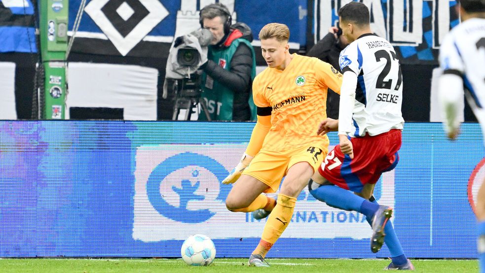 Moritz Schulze stand in der Saison 2024/25 bei der SpVgg Greuther Fürht unter Vertrag. Unter anderem stand er auch gegen den Hamburger SV (rechts Davie Selke) im Tor. Foto: Imago