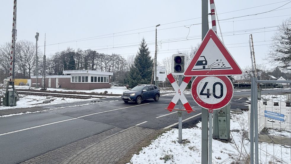 Laut Bahn müssen für die Anpassung an das neue Stellwerk auch beim Übergang Deichstraße in Ihrhove Straßen- und Tiefbauarbeiten vorgenommen werden. Dafür muss der Übergang zeitweise voll gesperrt werden. Foto: Carsten Ammermann