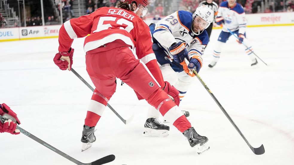 Zwei NHL-Topstars gemeinsam für Deutschland: Moritz Seider (l) und Leon Draisaitl (r). (Archivbild) Foto: Ryan Sun/AP/dpa