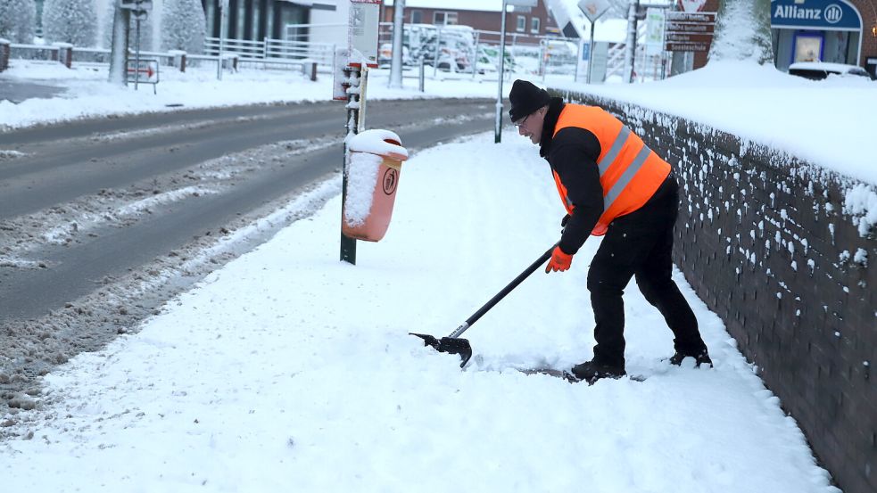 Bei Schneefall und Eis haben die Grundstückseigentümer die Gehwege zu räumen. Foto: Hans Passmann