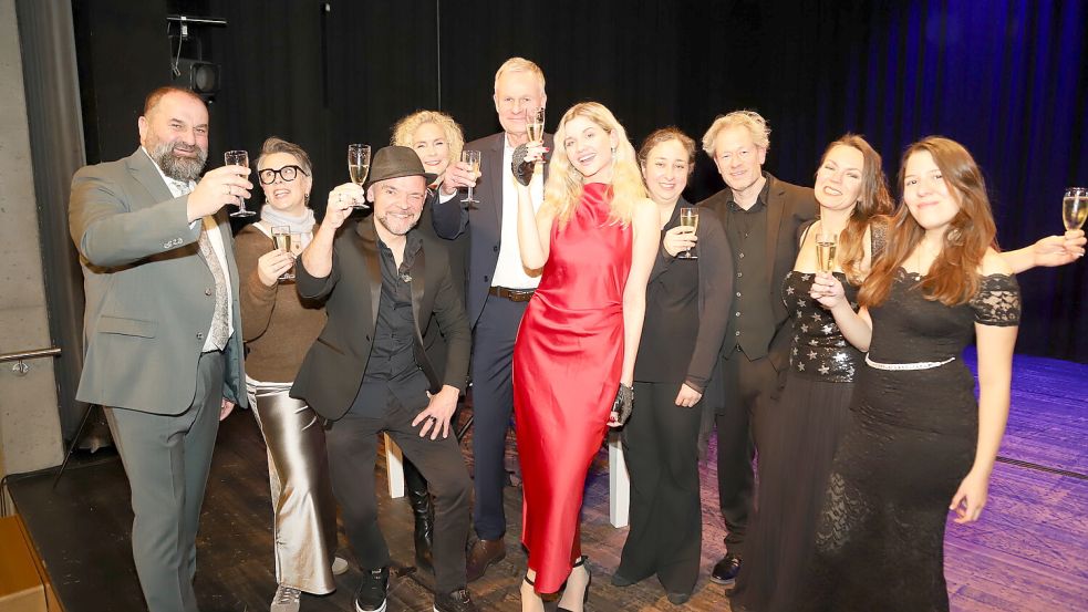 Auf das neue Jahr stießen die Protagonisten des Neujahrsempfangs an. Foto: Hans Passmann