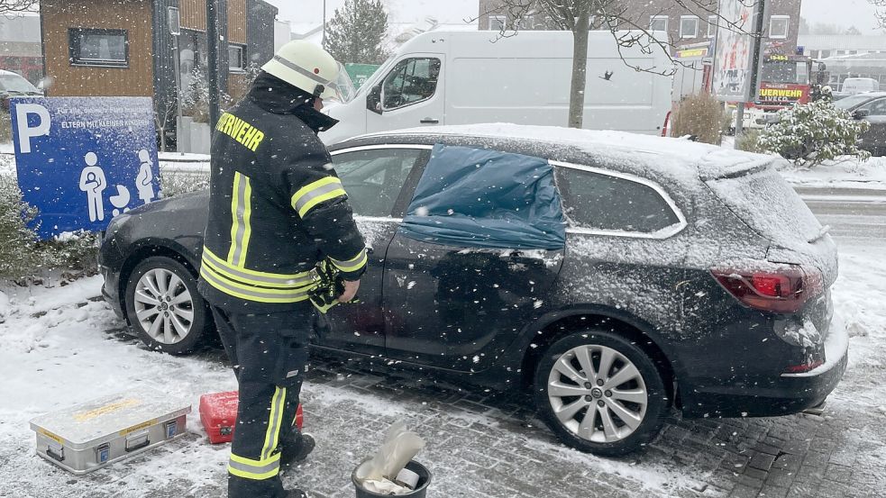 Durch die Seitenscheibe verschafften sich die Feuerwehrkräfte Zugang zu dem Auto. Im Inneren war ein einjähriges Kind eingeschlossen. Foto: Feuerwehr Haxtum