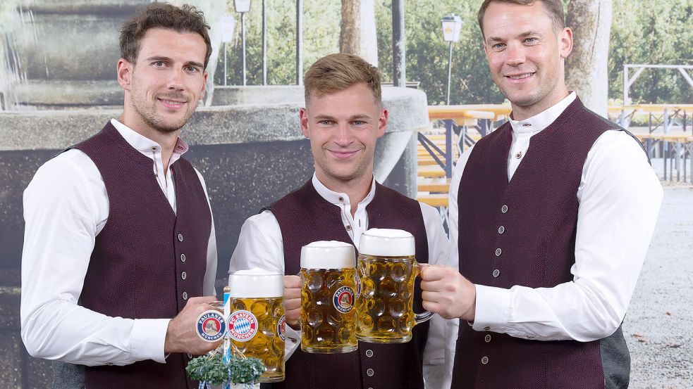 Die Bayern-Profis Leon Goretzka, Joshua Kimmich und Manuel Neuer bei einem Werbeshooting für die Biermarke Paulaner. Foto: dpa/ ven Hoppe