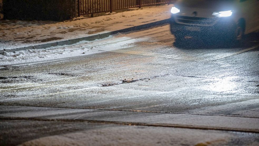 Autofahrer aufgepasst: Schnee und Glätte behindern den Verkehr. Foto: Harald Tittel