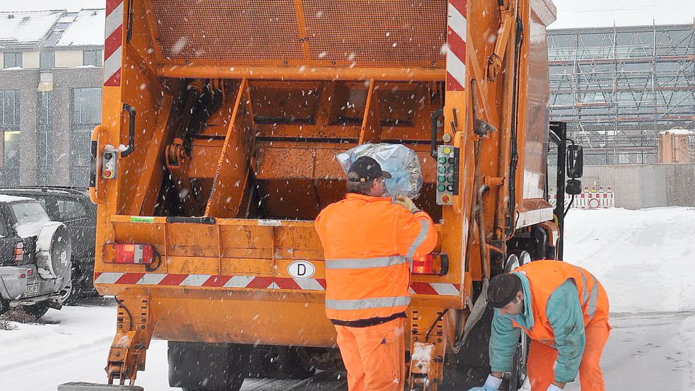 Für die Mitarbeiter der Müllabfuhr und andere Verkehrsteilnehmer birgt Schnee Gefahren. Foto: Bodo Wolters/Archiv