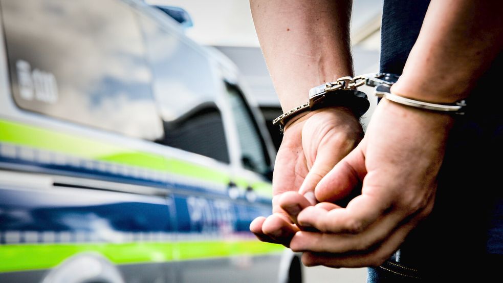 In Osnabrück nahm die Polizei einen Dieb fest, der Bargeld aus einem Auto gestohlen hatte. Foto: Imago/Fotostand