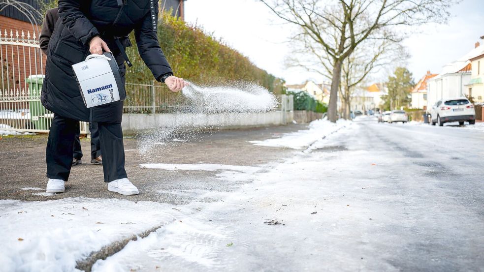 Wenn es glatt ist, hilft nur eins - streuen mit Taumitteln, entweder mit oder ohne Salz. Foto: Sina Schuldt