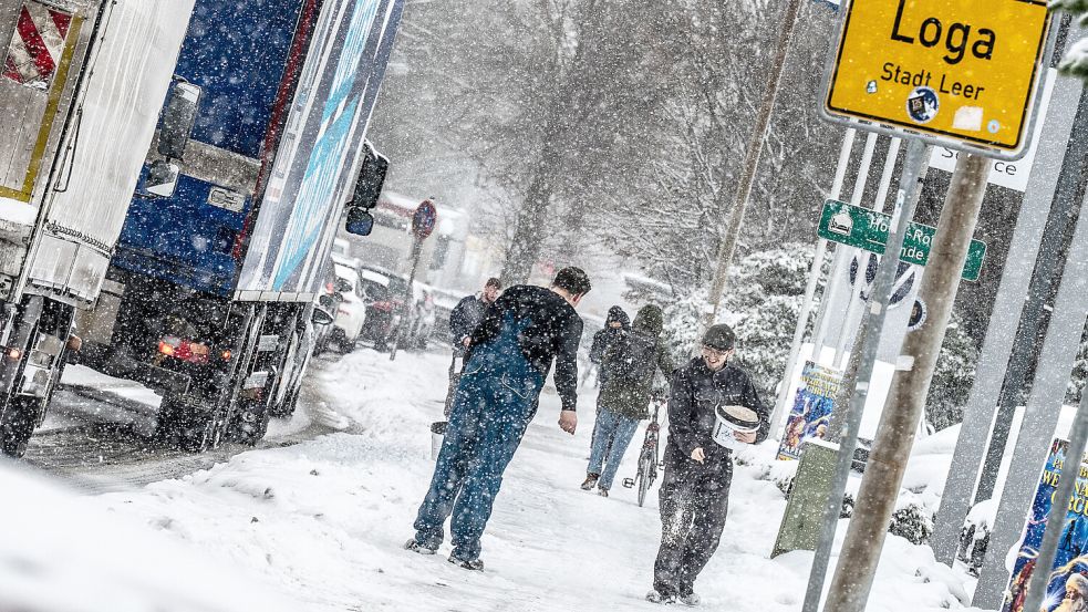Bereits am Mittwoch hatten private und kommunale Winterdienste einiges zu tun. Am Freitag soll noch mehr Schnee fallen. Foto: Klaus Ortgies