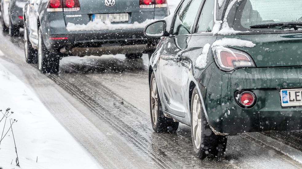 Schnee und überfrierende Nässe sorgten am Mittwoch für Rutschpartien auf den ostfriesischen Straßen. Symbolfoto: Klaus Ortgies