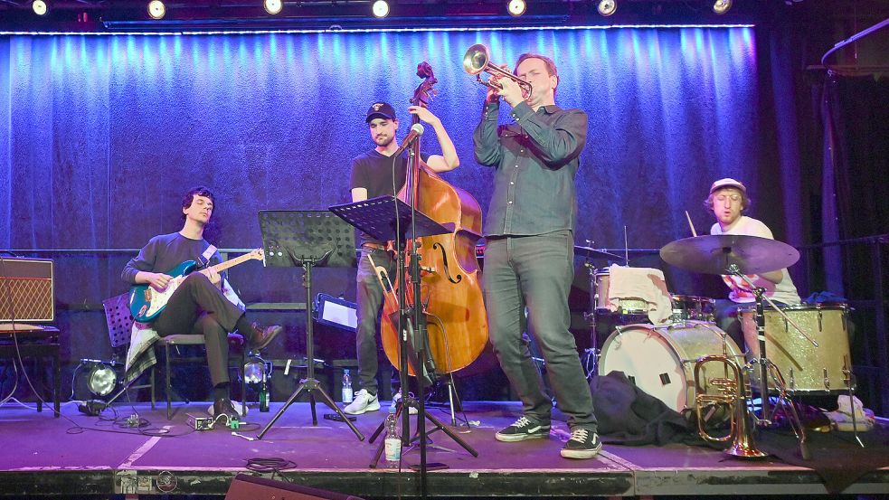 Die Körperhaltung von Trompeter Frederik Köster ist unverwechselbar. Und so ist auch die Musik, die er mit seiner neuen Formation Dark Matter am Donnerstag, 15. Januar, im Blue Note präsentiert. Foto: Gerhard Richter