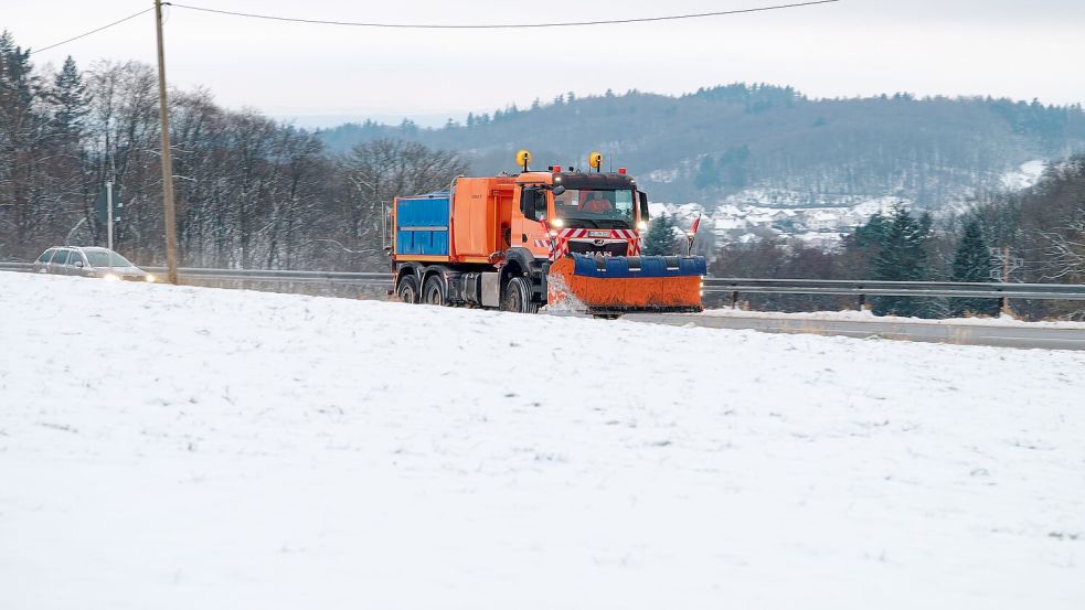 Die Schneefahrzeuge haben bei diesem Wetter viel zu tun. Foto: Uwe Anspach