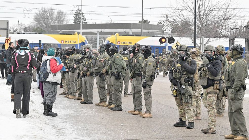 Protestierende stehen einen Tag nach dem Vorfall ICE-Beamten in Minneapolis gegenüber. Foto: Tom Baker/AP/dpa