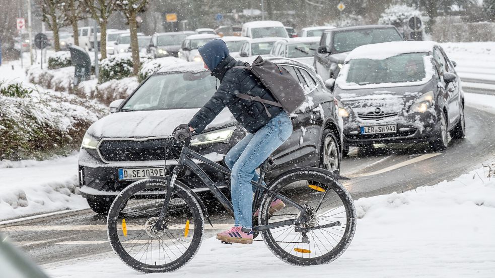 Wo am Mittwoch noch eher kleinere Flocken unterwegs waren, könnte am Freitag ein Schneesturm toben. Foto: Klaus Ortgies