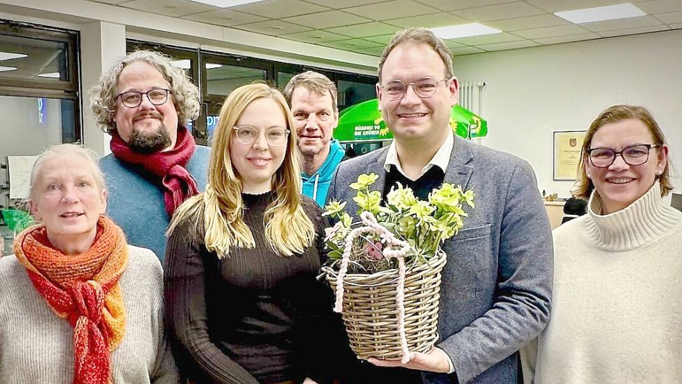 Sabine Bay (von links, Kreisvorstand), Marius Meyer (Kreisvorsitzender), Greta Garlichs (Landesvorsitzende), Christian Jegensdorf (Kreisvorstand), Stephan Christ und Martina Reichel-Hoffmann (Kreisvorstand) nach der Nominierung. Foto: Bündnis 90/Die Grünen