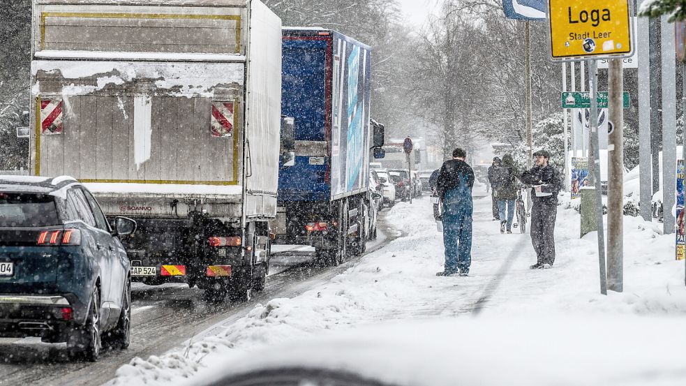 Stau auf dem Weg zur Arbeit wegen Schnee? Das muss der Arbeitnehmer einberechnen. Wer zu spät kommt, muss unter Umständen nacharbeiten. Foto: Klaus Ortgies
