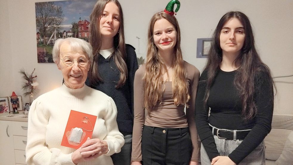 Auch Johanne Ploeger (links), Bewohnerin vom Reilstift Rhauderfehn, wurde von den Schulkindern beschenkt (von links): Charlotte Kuhlemann, Marie Starke und Sandra Kloppenburg überreichten die Grußbotschaft. Foto: Clarissa Scherzer
