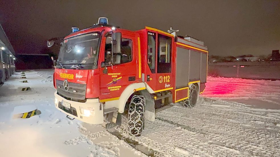 Die Feuerwehr Emden hat, wie viele anderen Feuerwehren in Ostfriesland, Schneeketten auf ihre Fahrzeuge gezogen. Foto: Feuerwehr Emden