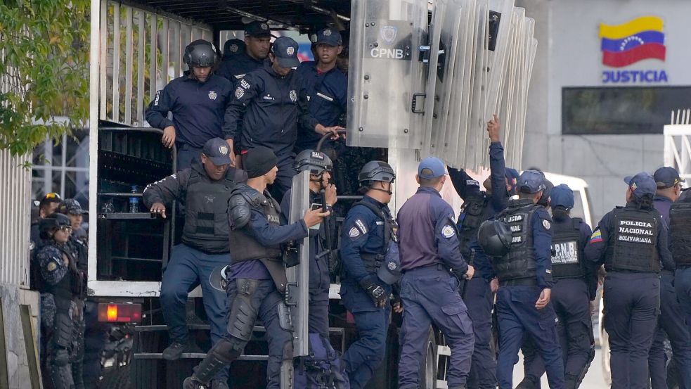 Trump nennt unter anderem die Freilassung politischer Gefangener als Grund für eine mögliche Entspannung zwischen den Ländern. (Archivbild) Foto: Ariana Cubillos/AP/dpa