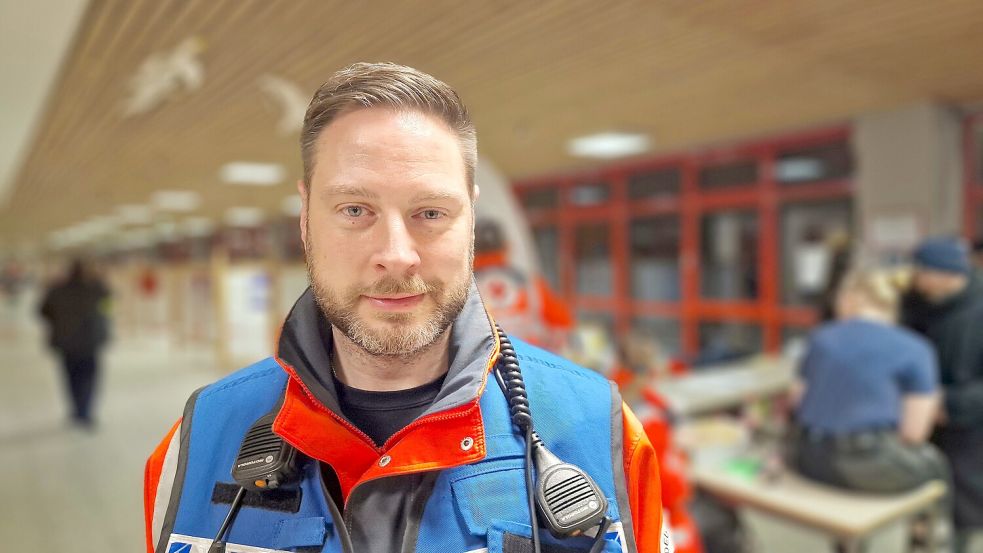 Philip Hergt, Leiter der DRK-Kreisbereitschaft in Osnabrück, zeigt sich trotz der schockierende Insolvenzmeldung weiter hoch motiviert. Das Foto entstand bei einer Bombenräumung im Februar 2025. Foto: Claudia Sarrazin