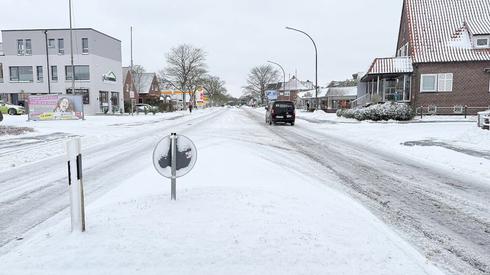 Rhauderfehns Straßen sind bereits von einer Schneeschicht bedeckt. Foto: Dirk Hellmers