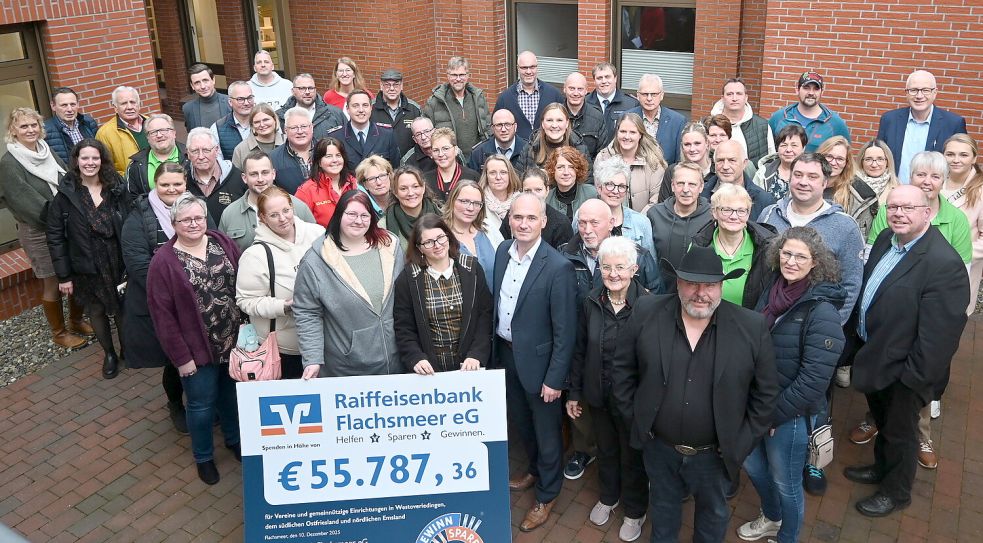 Auch in diesem Jahr profitierten wieder zahlreiche Vereine und Institutionen vom Reinertrag aus dem Gewinnsparen der VR-Gewinnspargemeinschaft. Hierbei handelt es sich um eine Summe von 55.787,36 Euro, die von der Raiffeisenbank Flachsmeer für die Bezuschussung von verschiedensten Projekten verteilt wurde. Foto: Holger Weers