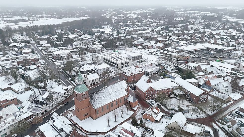 Ein Blick von oben auf das winterliche Barßel im Zentrum mit der katholischne Kirche. Foto: Franz Westerkamp/Gemeinde Barßel