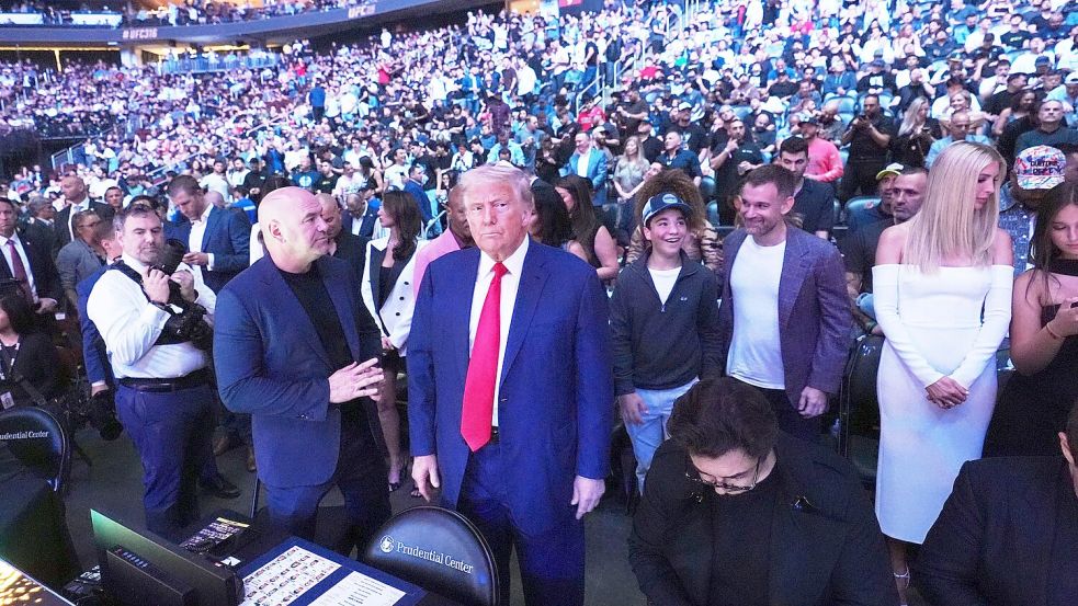 An Trumps 80. Geburtstag soll es auf dem Rasen des Weißen Hauses ein Kampfsport-Spektakel geben. (Archivbild) Foto: Frank Franklin II/AP/dpa