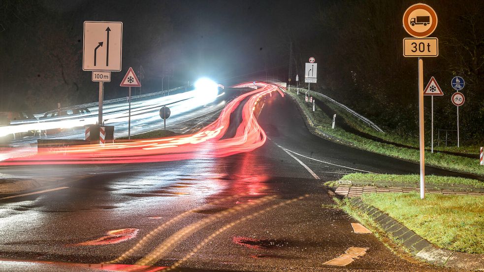 Derzeit gilt für die Südringbrücke in Leer eine Gewichtsbeschränkung von 30 Tonnen. Foto: Klaus Ortgies/Archiv