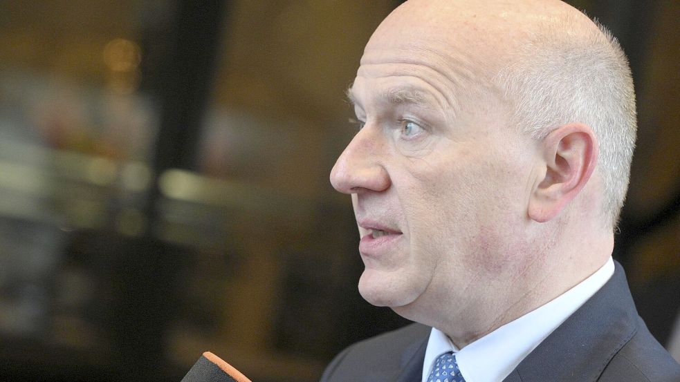 Er kommt aus dem Erklären kaum noch heraus: Berlins regierender Bürgermeister Kai Wegner sieht sich wegen einer sportlichen Einheit während des Blackouts in der Hauptstadt massiven Rücktrittsforderungen ausgesetzt. Foto: dpa/Jens Kalaene