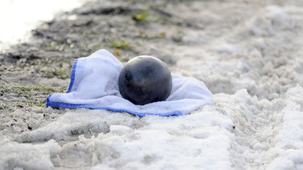 Erstmals seit vielen Jahren leiden auch die Boßler unter dem Schneefall. Sie musste ihr komplettes Programm für dieses Wochenende streichen. Foto: Archiv