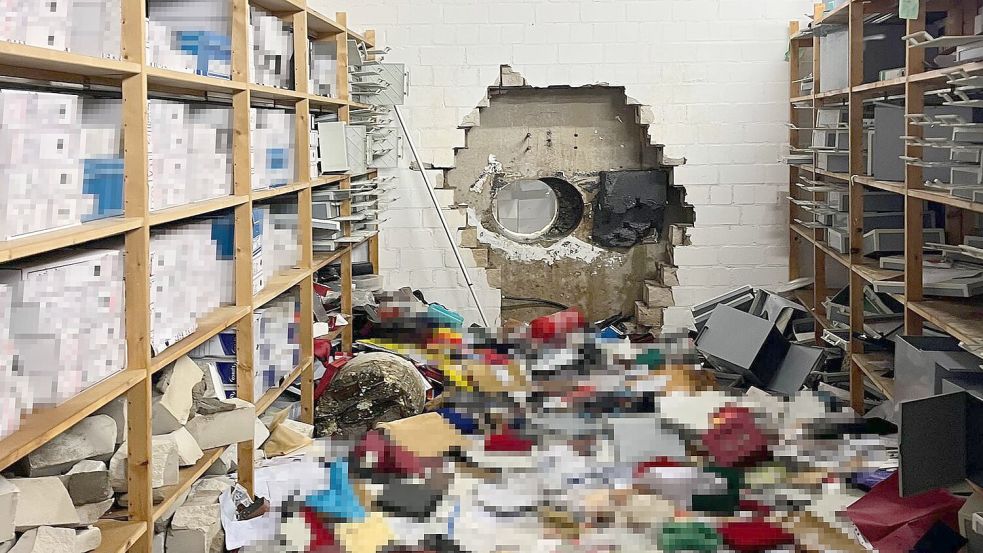 <p>*** CROP *** Ein großes Loch ist in der Wand des Tresorraums einer Sparkasse zu sehen. Einbrecher haben sich mit Hilfe eines großen Bohrers Zugang zum Tresorraum verschafft. Dort durchsuchten sie die Wertschließfächer. Das Loch in der Wand zum Tresorraum ist riesig. (zu dpa: «Bislang keine heiße Spur aus Hinweisen zu Einbruch in Bank»)</p> Foto: -/Polizei Gelsenkirchen/dpa