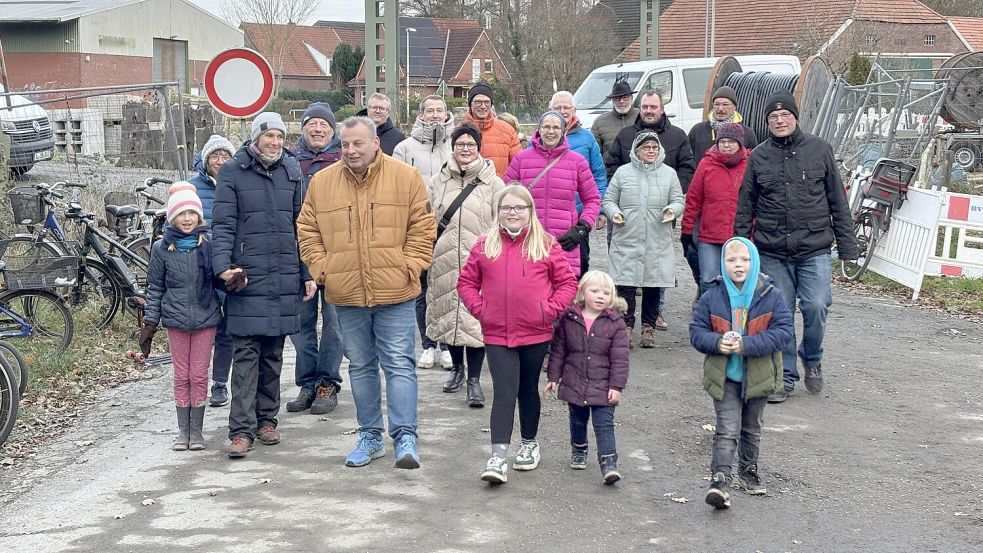 Betroffene Anwohner, Landwirte, Westoverledingens Bürgermeister Theo Douwes, Bauamtsleiter Marcus Smid und Politiker trafen sich beim Bahnübergang Uhlenweg in Ihrhove. Der Bahnübergang ist schon länger als zwei Jahre geschlossen. Foto: Carsten Ammermann