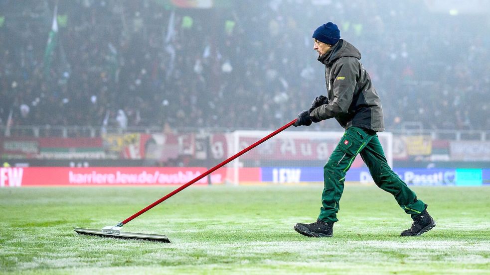 Schnee schippen ist angesagt: Die Fußball-Bundesliga vor dem Start. (Archivbild) Foto: Tom Weller