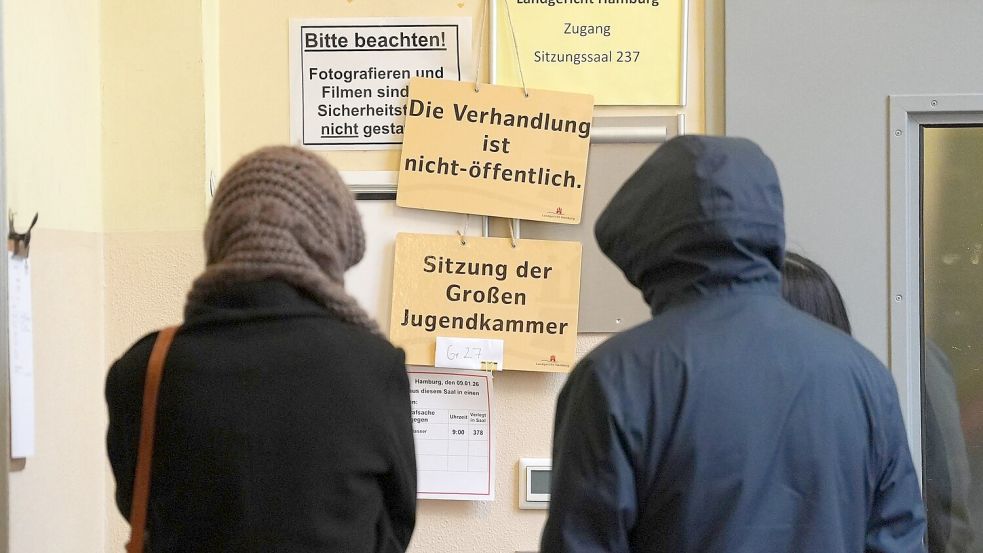 Vor Beginn der Verhandlungen finden sich auch zwei Angehörige des Angeklagten vor dem Gerichtsaal ein. Foto: Marcus Brandt/dpa