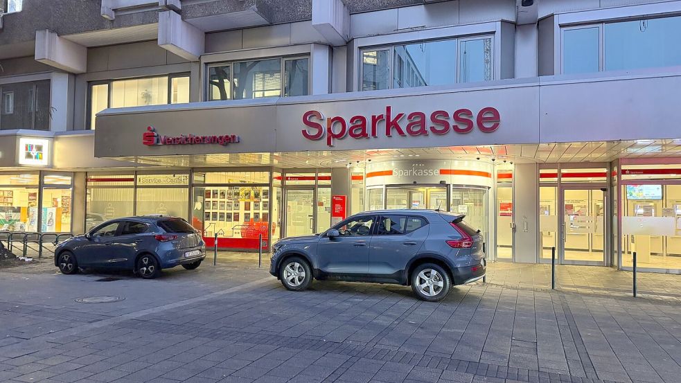 Die Sparkasse bleibt bis auf den SB-Raum mit den Automaten noch für Wochen zu - im Tresorraum wird fieberhaft gearbeitet. Foto: Michael Weber/WtV News/dpa