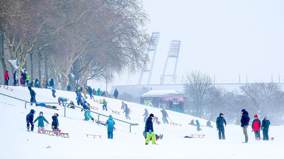 Winterspaß am statt Fußball im Weserstadion: Die jungen Bremer nutzten das Wetter, um vor dem Weserstadion zu rodeln. Foto: Sina Schuldt