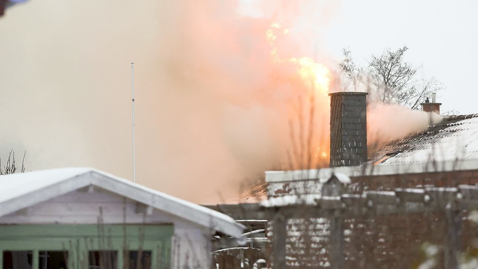 Flammen schlagen aus dem Dach des Reihenhauses in der Althusiusstraße in Emden-Transvaal. Fotos: Jens Doden