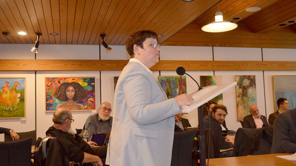 Eine „angespannte, kommunale Haushaltslage“ stellte Rhauderfehns Kämmerin Sandra Kässens dem Rat der Gemeinde Rhauderfehn in dessen letzter Sitzung am 11. Dezember 2025 im Rathaussaal vor. Foto: Astrid Fertig