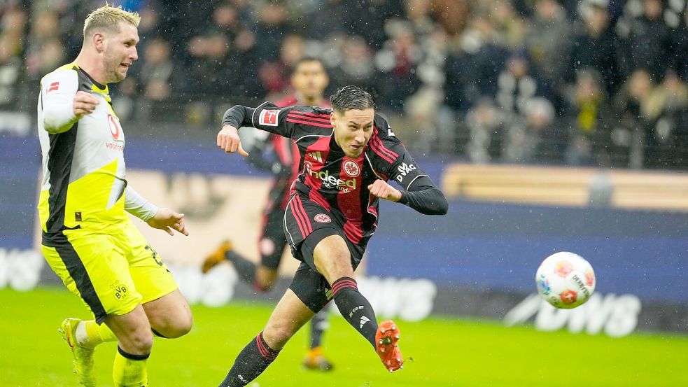 Frankfurts Younes Ebnoutalib trifft gegen den BVB zum zwischenzeitlichen 2:2. Foto: Michael Probst/AP/dpa