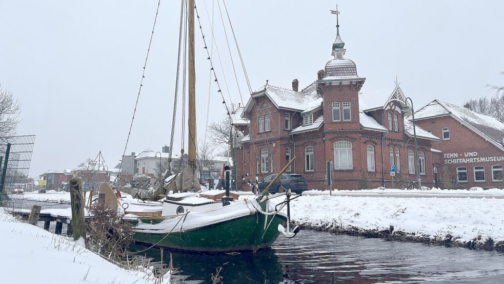 Winterimpression: Das Bild zeigt das Fehn- und Schiffahrtsmuseum mit der Tjalk „Twee Gebroeders“ . Foto: Carsten Ammermann