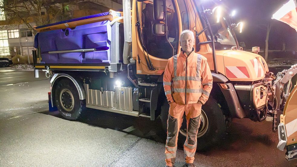 Frank Overberg ist einer von rund 240 Mitarbeitern der Osnabrücker Servicebetriebe, die die Straßen im Winter freihalten. Im Sommer werden die Fahrzeuge zum Trimmen von Wiesen und zum Stutzen von Ästen genutzt. Foto: Marcel Bechtel