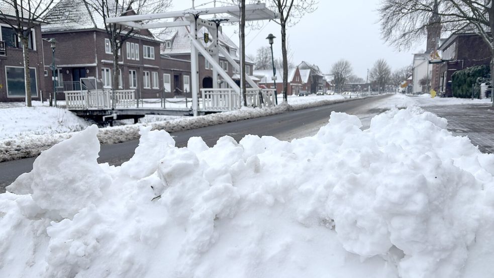 Schneeberge türmen sich auch am Samstag noch an und auf den Straßen – wie hier in Rhauderfehn. Foto: GA-Redaktion