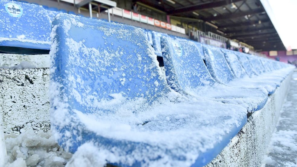 Diese Plätze an der Südtribüne bleiben am Samstag leer. So oder so ähnlich dürfte es wohl gerade an der Bremer Brücke aussehen. Dieses Bild stammt von Februar 2023. Foto: osnapix / Titgemeyer