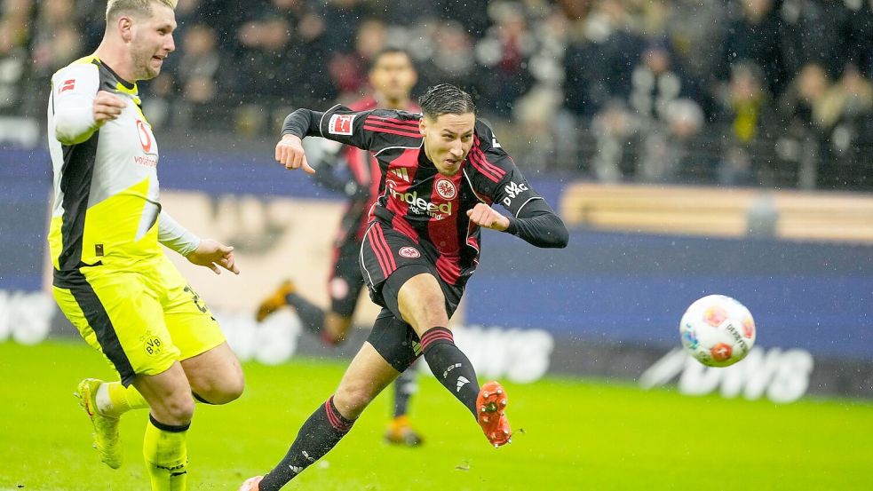 Frankfurts Younes Ebnoutalib schoss in seinem ersten Bundesliga-Spiel seinen ersten Treffer. Foto: Michael Probst/AP/dpa
