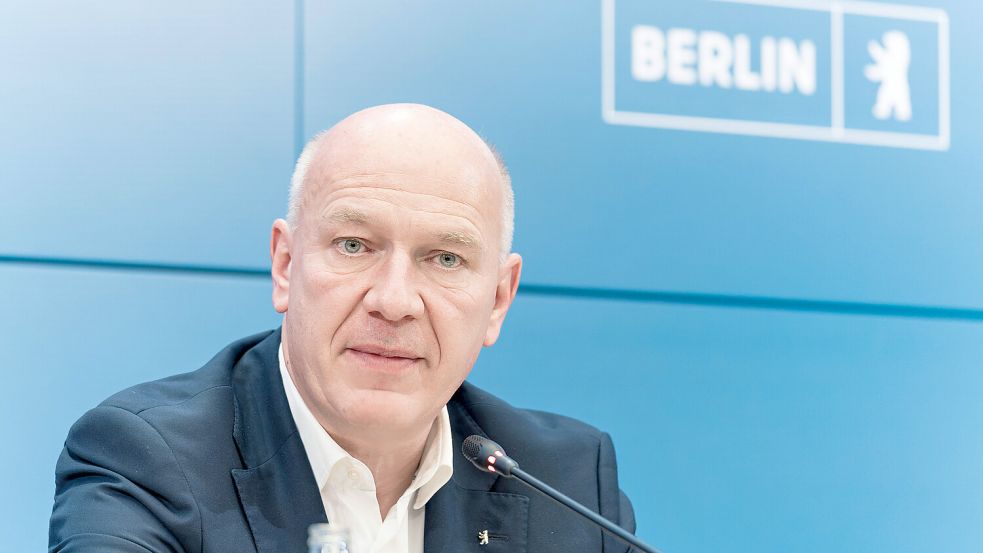 Wollte den Kopf freibekommen, bekam aber mächtig Dresche: Berlins Bürgermeister Kai Wegner (CDU) spielte kurz nach dem Anschlag auf das Stromnetz eine Stunde Tennis. Foto: IMAGO/Stefan Zeitz